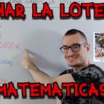 Hombre sonriente señalando una pizarra blanca con anotaciones sobre Euromillones y Lotería Nacional, un billete de lotería en la esquina y titulares rojos llamativos sobre ganar la lotería y matemáticas que sugieren un análisis visual accesible de probabilidades y premios; ¿Quién tiene más probabilidades de ganar: Lotería Nacional o Cupón Extra?